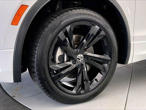 Certified 2023 Volkswagen Tiguan SE R-Line AWD/4WD image 9