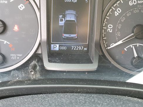 Used 2016 Toyota Tacoma TRD Sport image 18