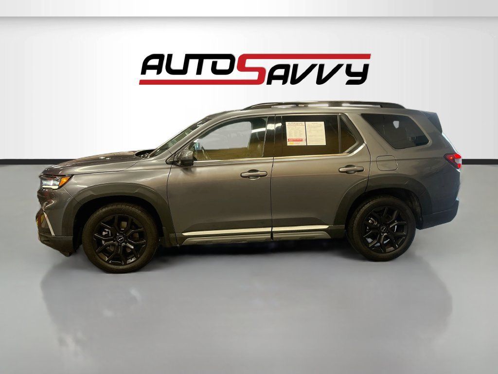 Used 2025 Honda Pilot Touring image 4