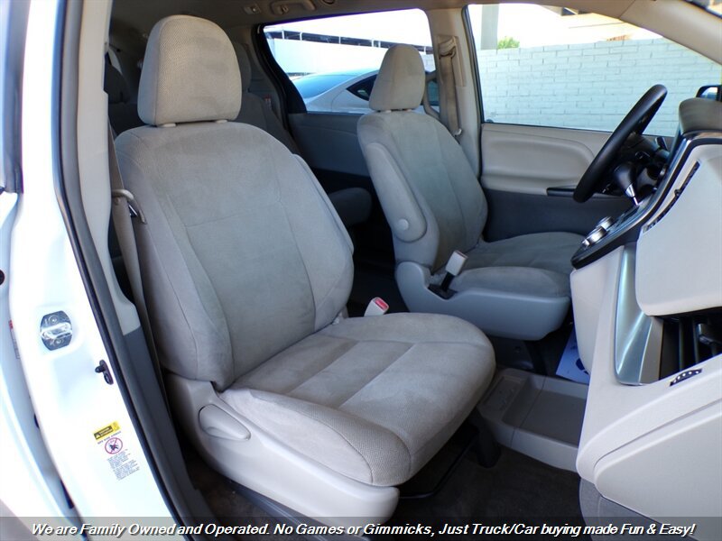 Used 2017 Toyota Sienna L FWD image 25