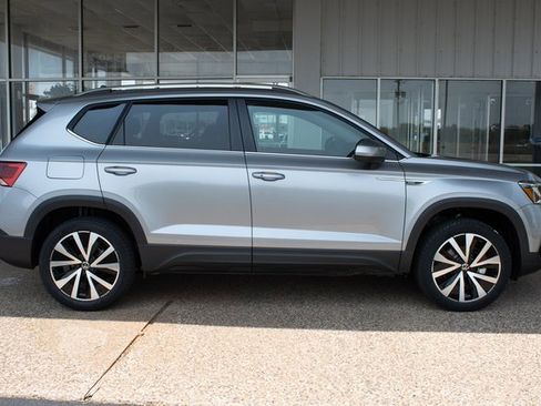 Used 2023 Volkswagen Taos SE image 4