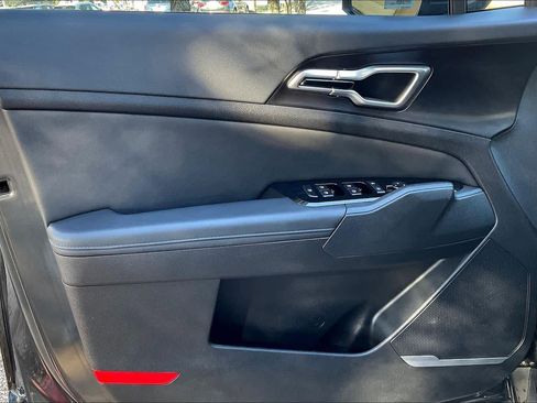 Used 2025 Kia Sportage EX image 19