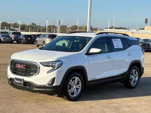 Used 2020 GMC Terrain SLE w/ Driver Convenience Package image 3