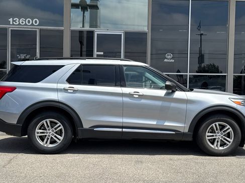 Used 2023 Ford Explorer XLT w/ Equipment Group 202A RWD image 4