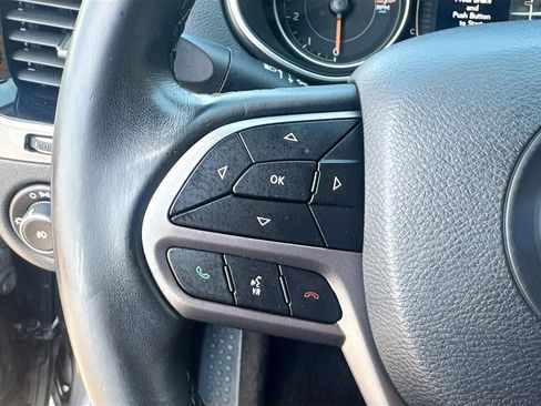 Used 2019 Jeep Cherokee Latitude Plus AWD/4WD image 8