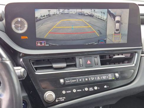 Used 2022 Lexus ES 300h w/ Luxury Package image 14