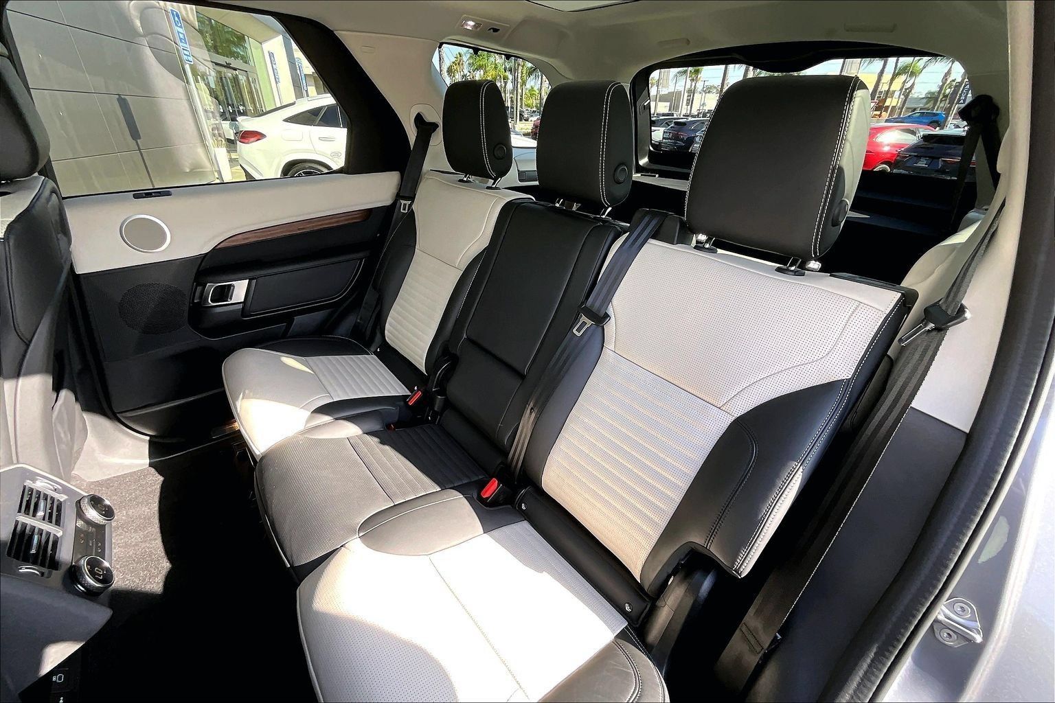 Used 2025 Land Rover Discovery Dynamic SE AWD/4WD image 24