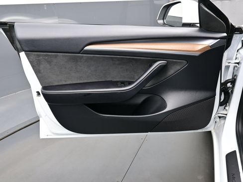 Used 2023 Tesla Model 3 Standard Range image 9