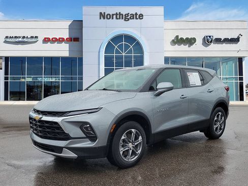 Used 2025 Chevrolet Blazer LT FWD image 2