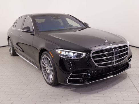Used 2022 Mercedes-Benz S 500 4MATIC w/ AMG Line Package image 5