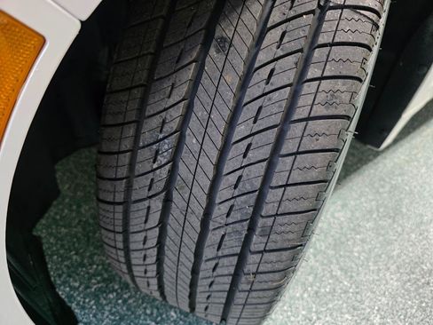 Used 2013 Lincoln MKZ FWD image 13