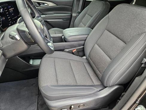 Used 2025 Chevrolet Traverse LT image 14