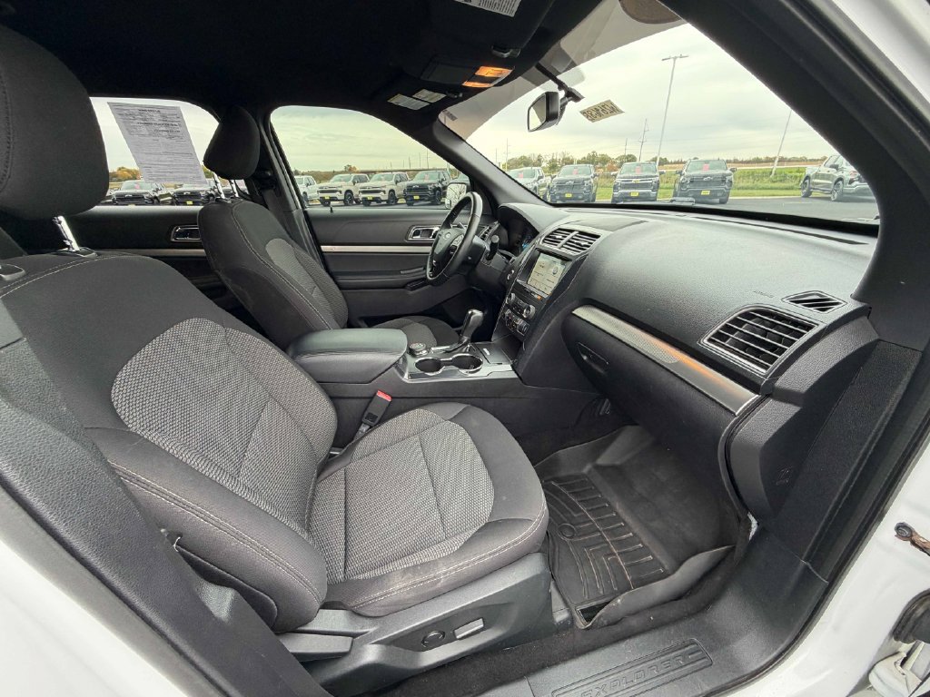 Used 2019 Ford Explorer XLT w/ Equipment Group 201A AWD/4WD image 23