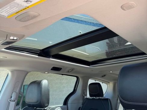 Used 2024 Chrysler Pacifica Limited FWD image 19