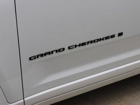 Used 2025 Jeep Grand Cherokee L Summit AWD/4WD image 10