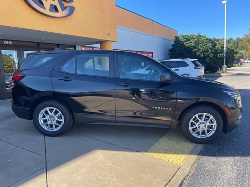 Used 2022 Chevrolet Equinox LS image 3