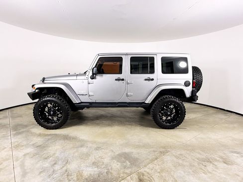 Used 2015 Jeep Wrangler Unlimited Sahara w/ Connectivity Group AWD/4WD image 4