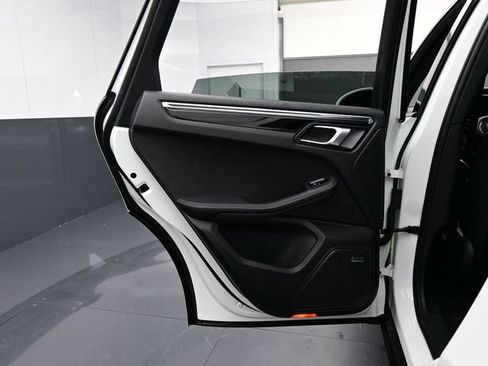 Certified 2024 Porsche Macan AWD/4WD image 16