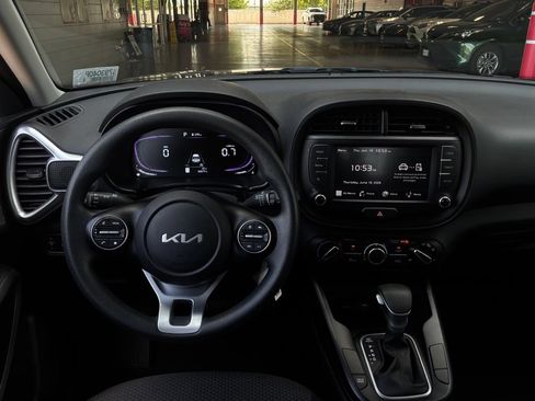 Used 2025 Kia Soul LX w/ LX Technology Package FWD image 12