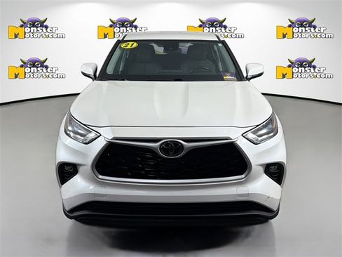 Used 2021 Toyota Highlander LE image 2