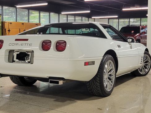Used 1994 Chevrolet Corvette Coupe RWD image 32