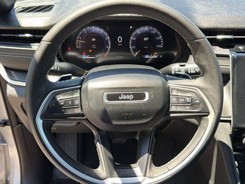 Certified 2025 Jeep Grand Cherokee Altitude AWD/4WD image 15