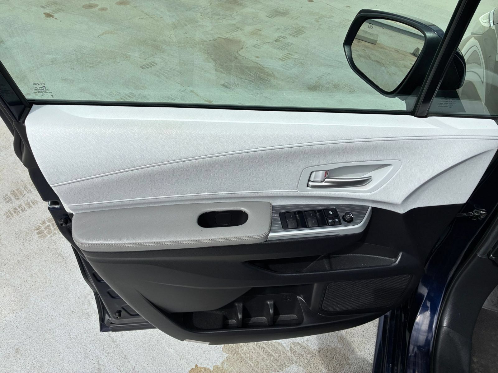 Used 2025 Toyota Sienna XLE FWD image 18