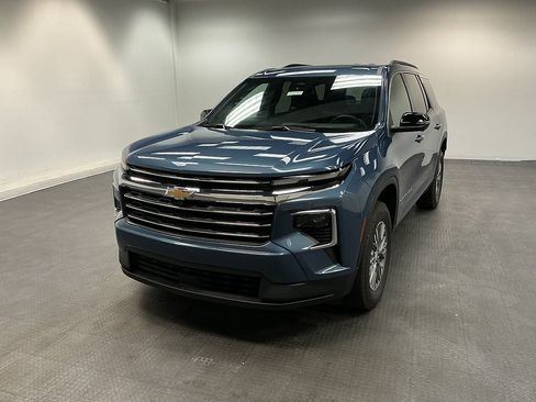 Used 2025 Chevrolet Traverse LT w/ Driver Confidence Package FWD image 1