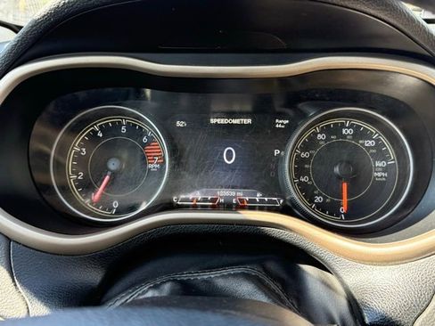 Used 2017 Jeep Cherokee Limited image 18