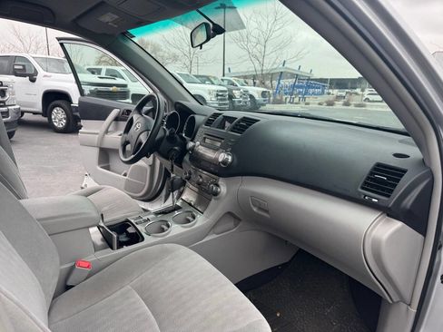 Used 2011 Toyota Highlander SE w/ Tow Pkg image 18