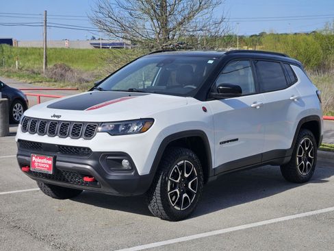 Used 2025 Jeep Compass Trailhawk AWD/4WD image 3