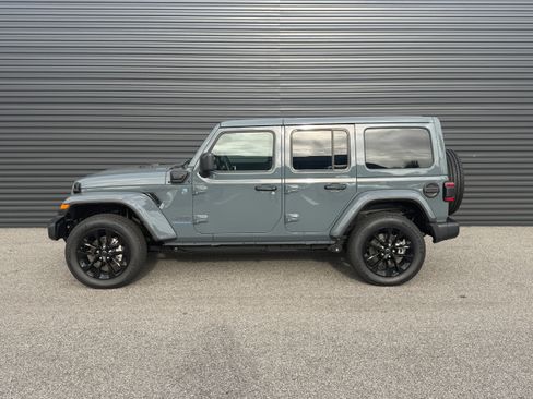 Used 2025 Jeep Wrangler Unlimited Sahara w/ Safety Group AWD/4WD image 2