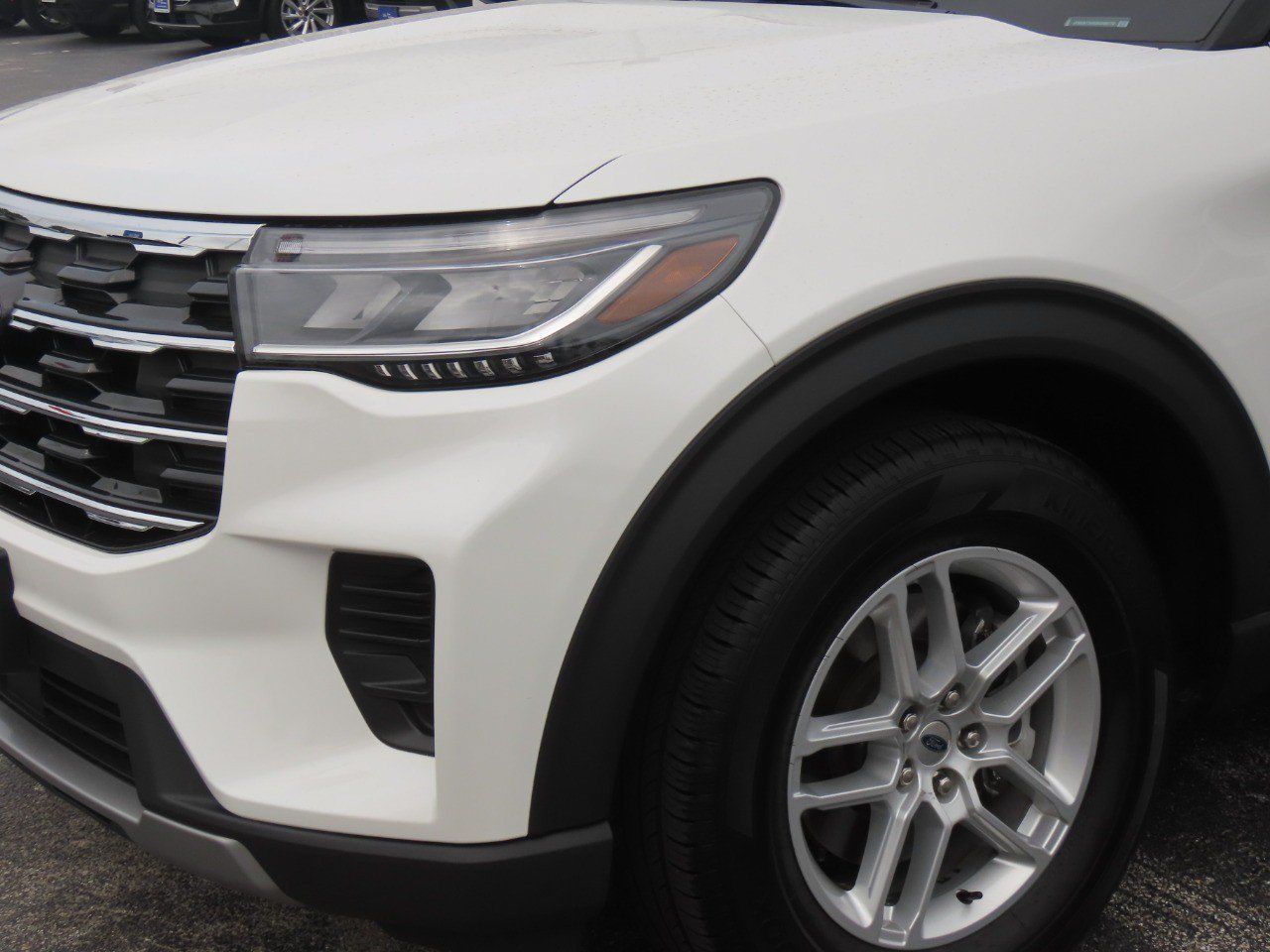 Used 2025 Ford Explorer Active RWD image 3