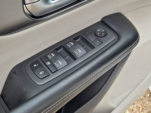 Used 2022 Chrysler Pacifica Touring-L w/ Uconnect Theater Family Group image 22