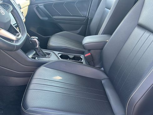 Used 2024 Volkswagen Tiguan SE w/ Panoramic Sunroof Package image 13