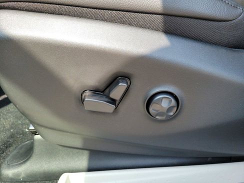 New 2022 Chrysler Pacifica Touring-L w/ Uconnect Theater Family Group image 21