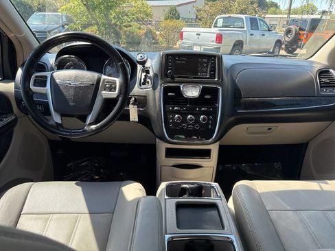 Used 2016 Chrysler Town & Country LX image 9