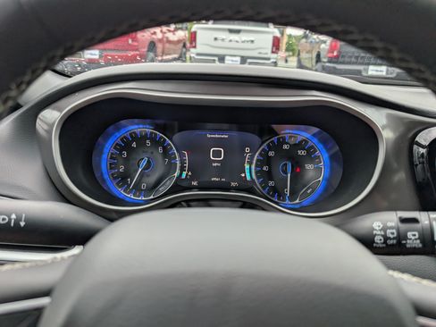 Used 2025 Chrysler Pacifica Select FWD image 29
