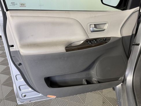 Used 2018 Toyota Sienna XLE w/ XLE Navigation Package FWD image 12