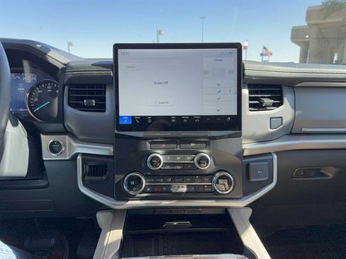 Used 2022 Ford Expedition XLT image 13