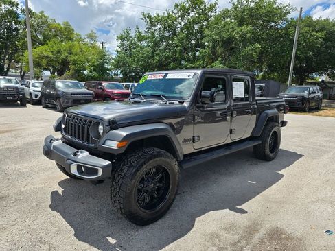 Used 2024 Jeep Gladiator Sport image 2