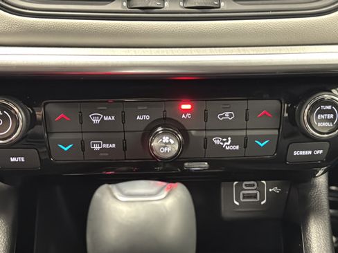 Used 2025 Jeep Compass Limited AWD/4WD image 16