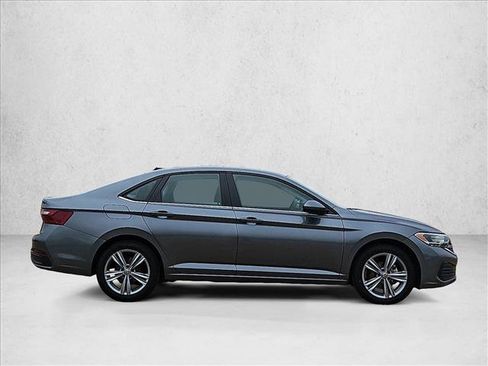 Used 2024 Volkswagen Jetta SE FWD image 4