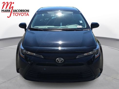 Used 2025 Toyota Corolla LE FWD image 2