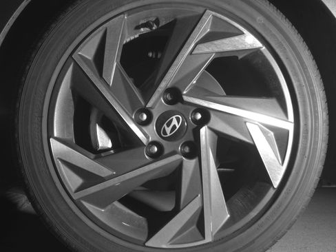 Used 2025 Hyundai Elantra SEL image 12