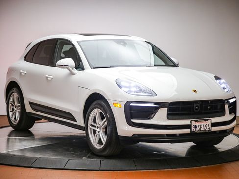 Certified 2025 Porsche Macan AWD/4WD image 9