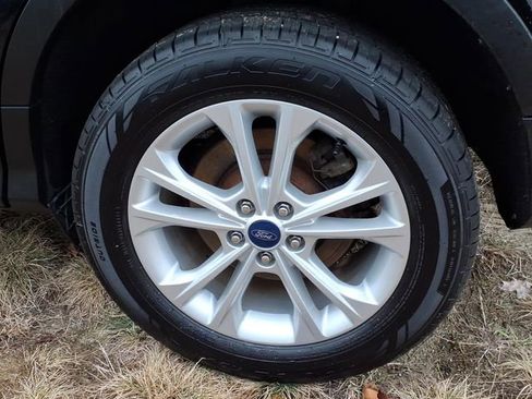 Used 2017 Ford Escape SE w/ Equipment Group 201A image 9