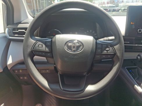 Used 2025 Toyota Sienna LE FWD image 19