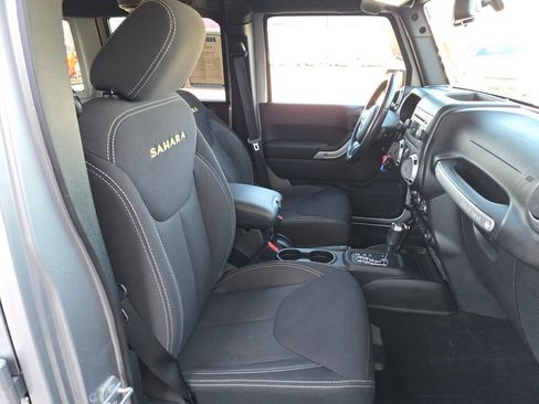 Used 2015 Jeep Wrangler Unlimited Sahara w/ Connectivity Group image 21