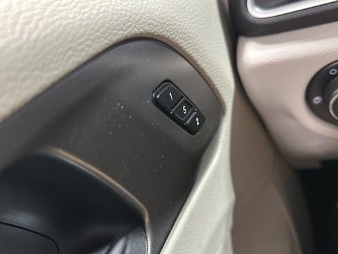 Used 2024 Chrysler Pacifica Touring-L FWD image 13